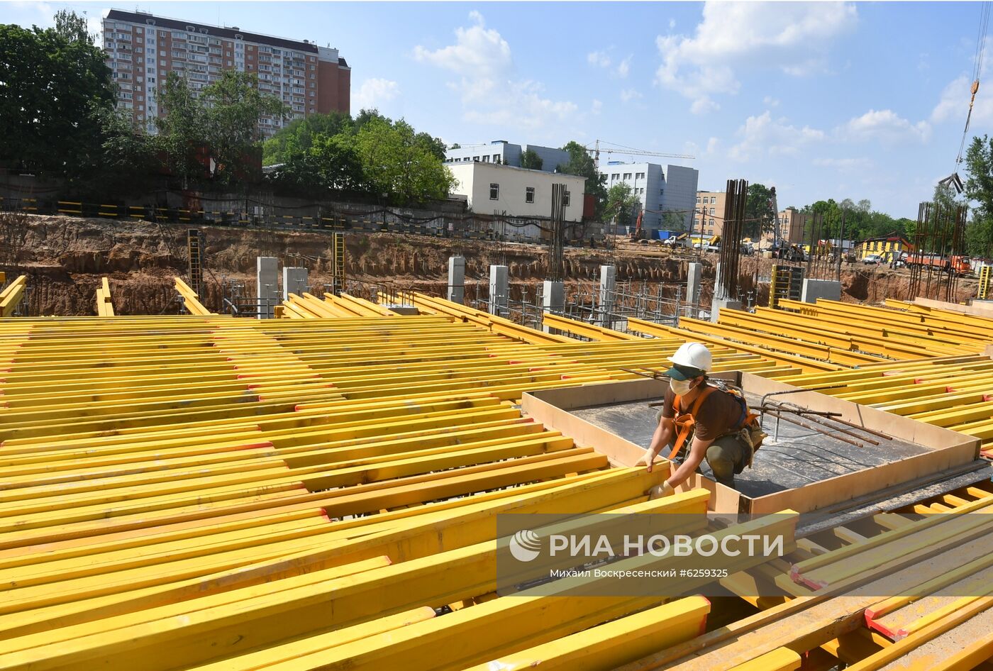 Строительство колеса обозрения "Солнце Москвы" 