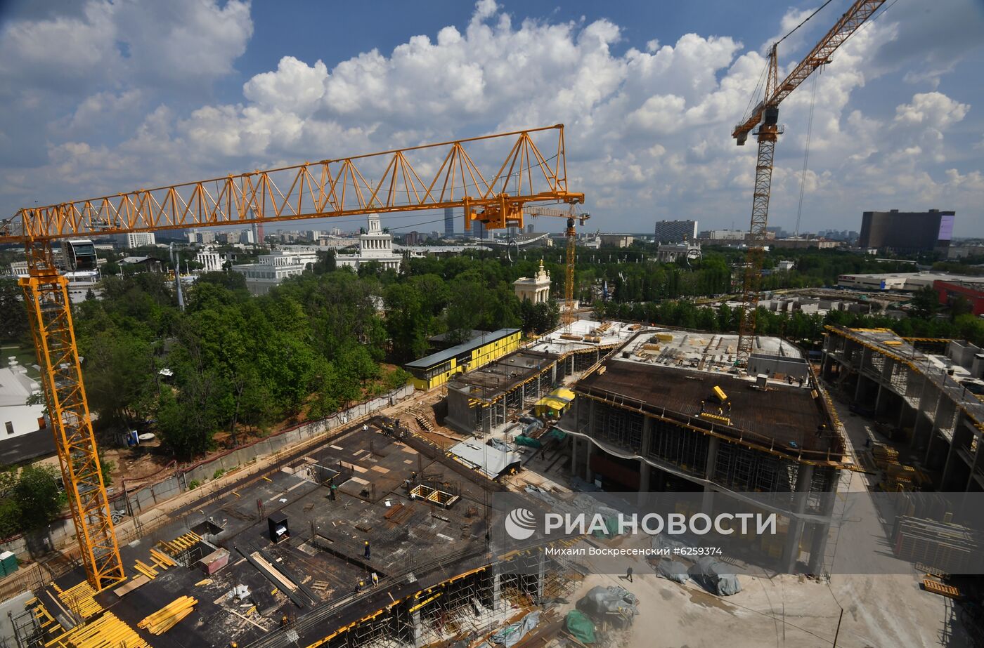 Строительство колеса обозрения "Солнце Москвы" 