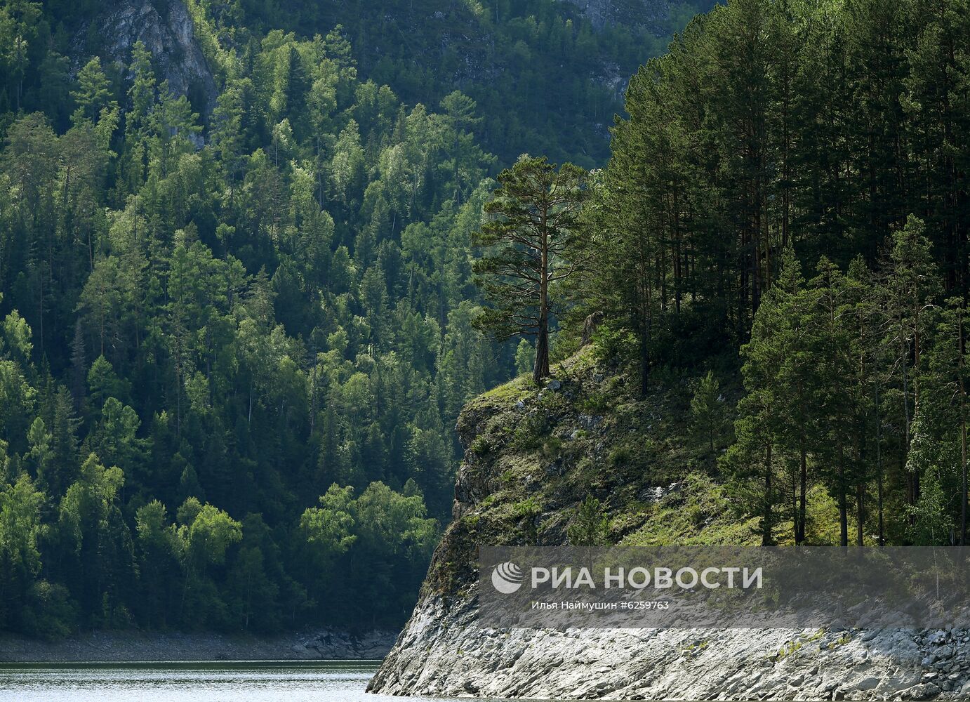 Красноярское водохранилище на Енисее