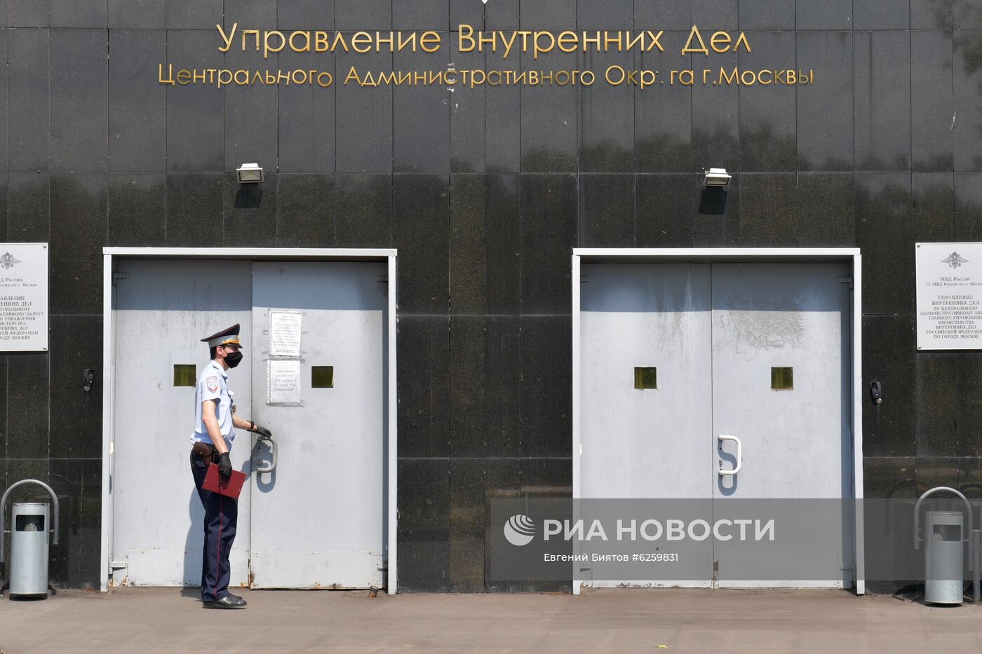 Актёр М. Ефремов доставлен на допрос в полицию