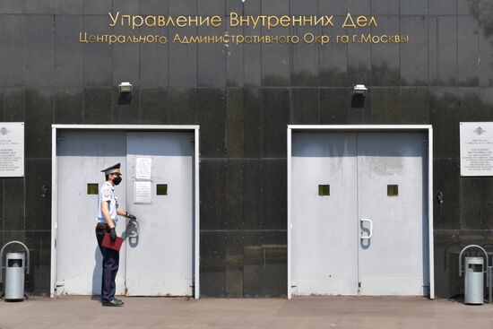 Актёр М. Ефремов доставлен на допрос в полицию