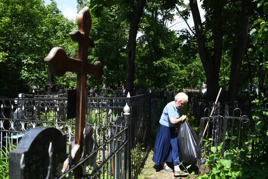 В Москве открыли кладбища для посещения  