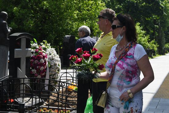 В Москве открыли кладбища для посещения  