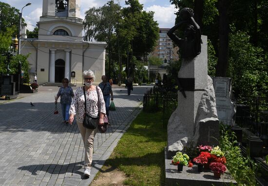 В Москве открыли кладбища для посещения  