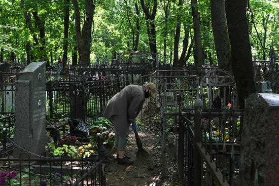 В Москве открыли кладбища для посещения  