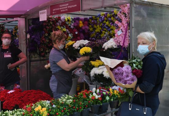 В Москве открыли кладбища для посещения  