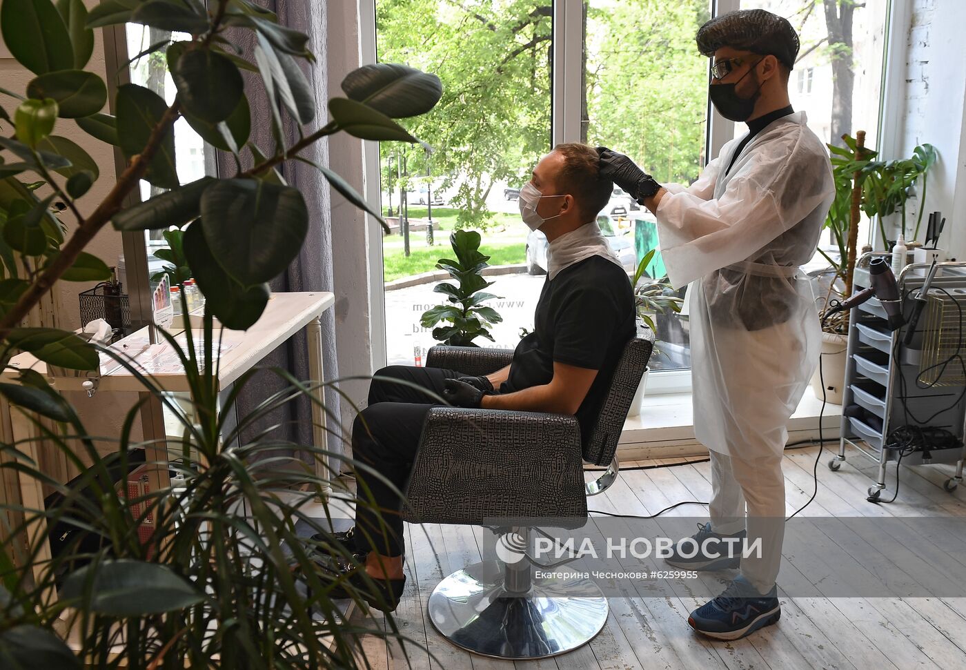 Салоны красоты и парикмахерские возобновили работу в Москве