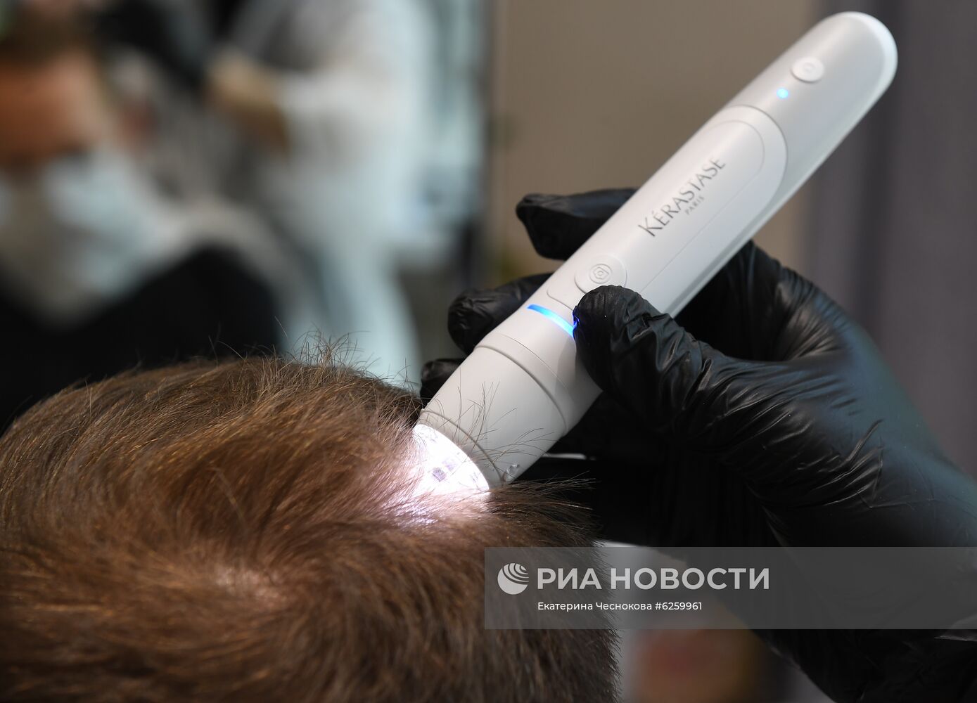 Салоны красоты и парикмахерские возобновили работу в Москве