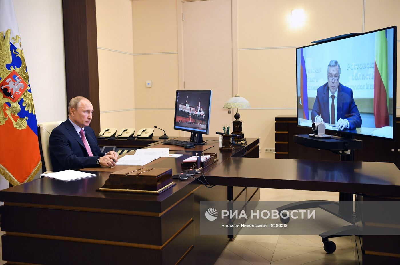 Президент РФ В. Путин провел встречу с губернатором Ростовской области В. Голубевым