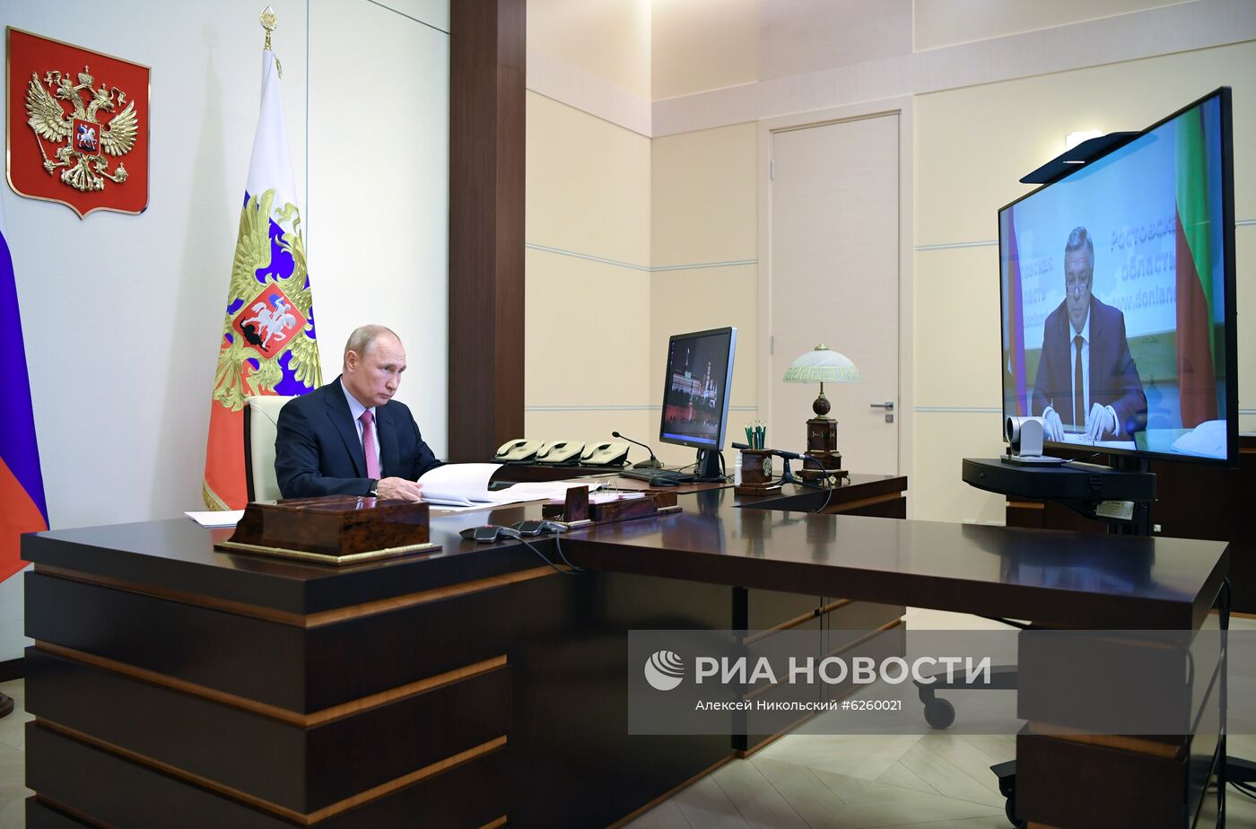 Президент РФ В. Путин провел встречу с губернатором Ростовской области В. Голубевым