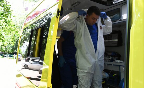 Работа бригады скорой помощи в Москве 