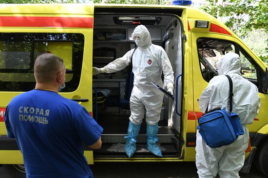 Работа бригады скорой помощи в Москве 