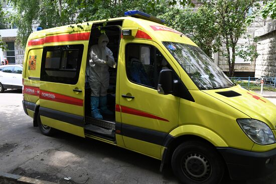 Работа бригады скорой помощи в Москве 