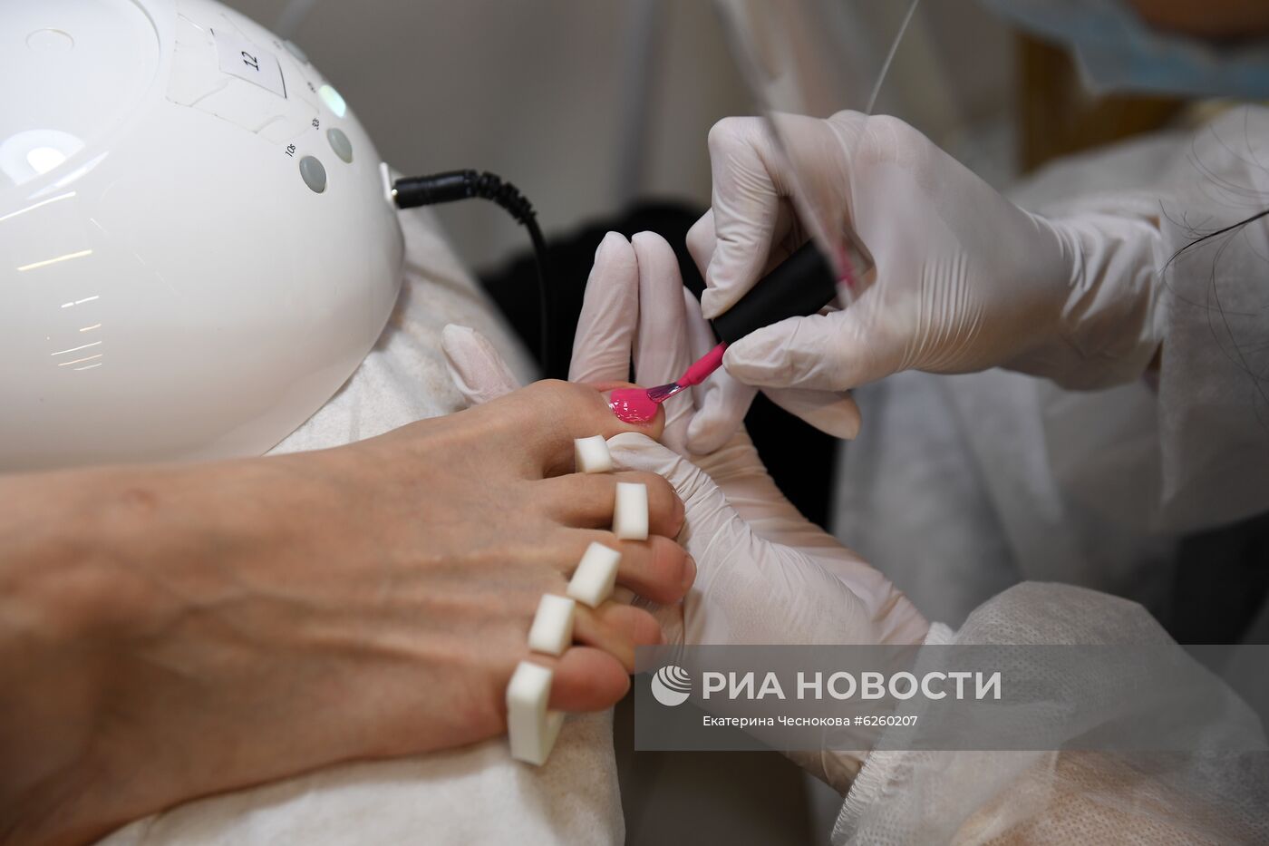 Салоны красоты и парикмахерские возобновили работу в Москве