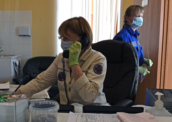 Работа бригады скорой помощи в Москве 