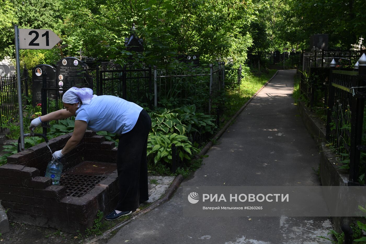 В Москве открыли кладбища для посещения  
