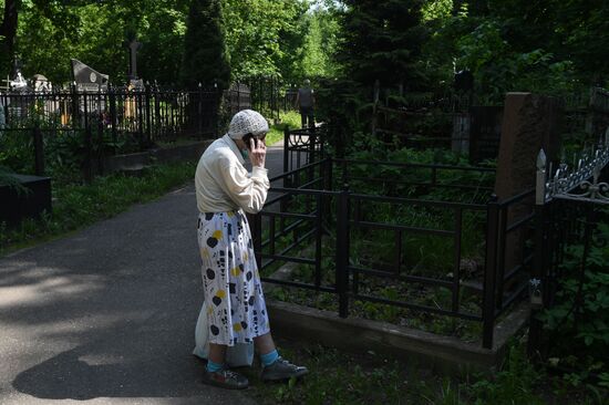 В Москве открыли кладбища для посещения  