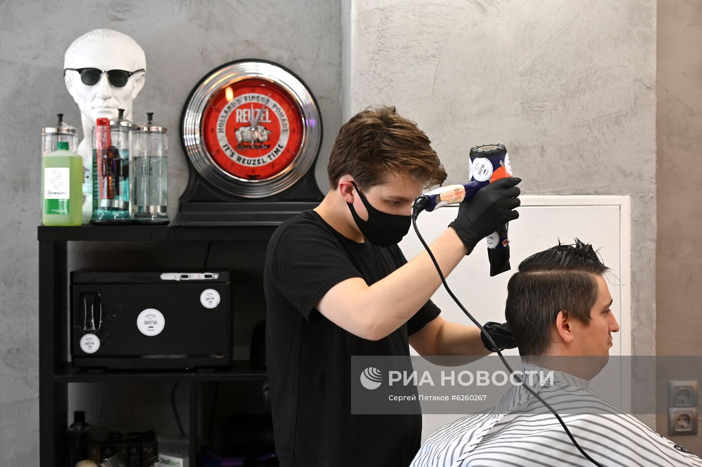Салоны красоты и парикмахерские возобновили работу в Москве