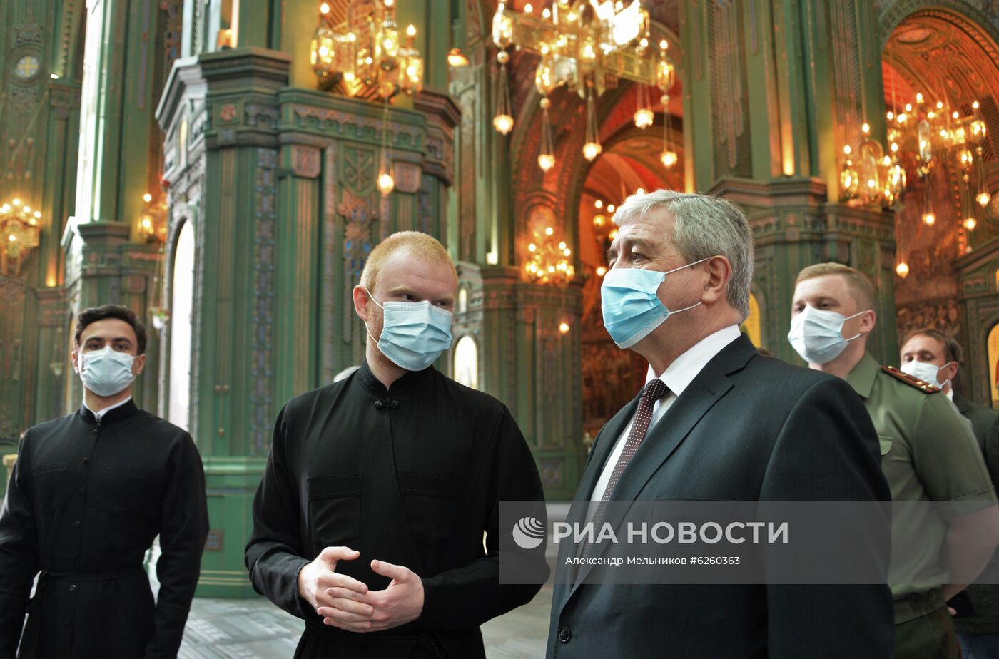 Посол Белоруссии в РФ Владимир Семашко (на первом плане справа) во время посещения Главного храма Вооруженных сил РФ в парке "Патриот". Место: Россия, Московская область. Автор: Александр Мельников/РИА Новости. Послы иностранных государств посетили Главный храм ВС РФ