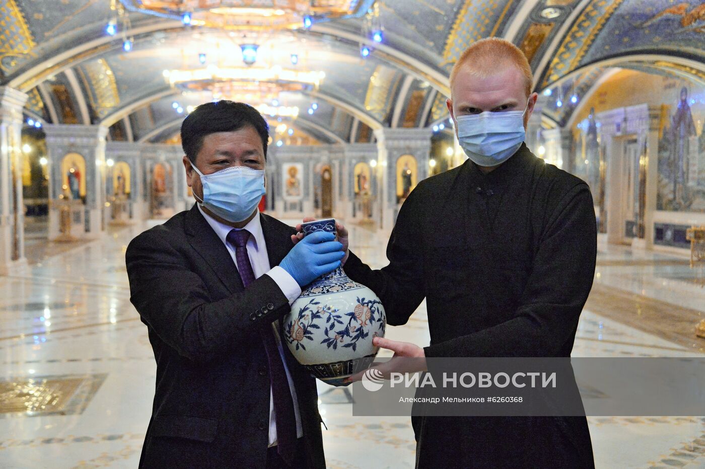 Служитель Главного храма Вооруженных сил РФ в парке "Патриот" дарит сувенир послу КНР в РФ Чжану Ханьхуэю. Место: Россия, Московская область. Автор: Александр Мельников/РИА Новости. Послы иностранных государств посетили Главный храм ВС РФ