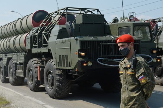 Тренировка военной техники к параду Победы в Екатеринбурге