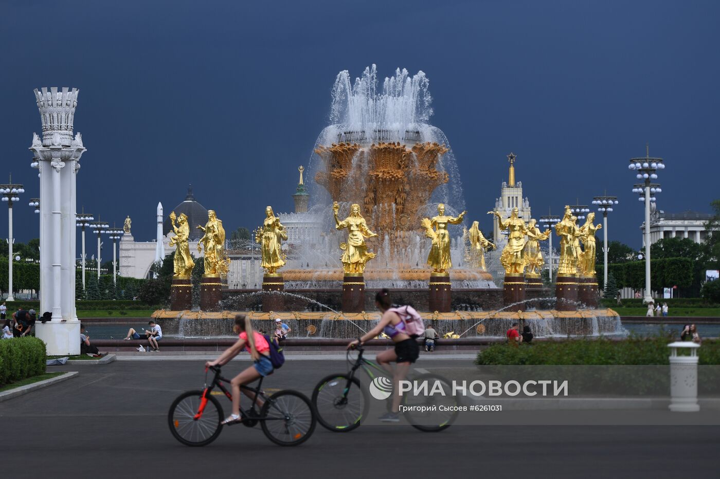 Открытие фонтанов в Москве 