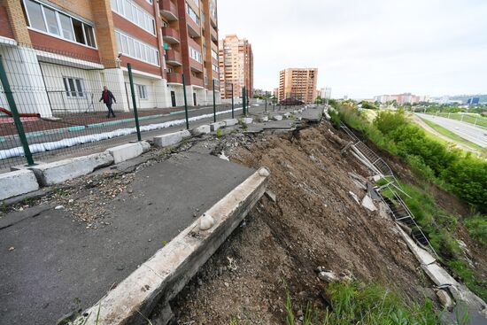В Красноярске ввели режим ЧС у жилого дома из-за оползня