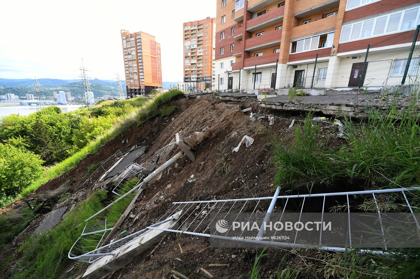 В Красноярске ввели режим ЧС у жилого дома из-за оползня | РИА Новости  Медиабанк