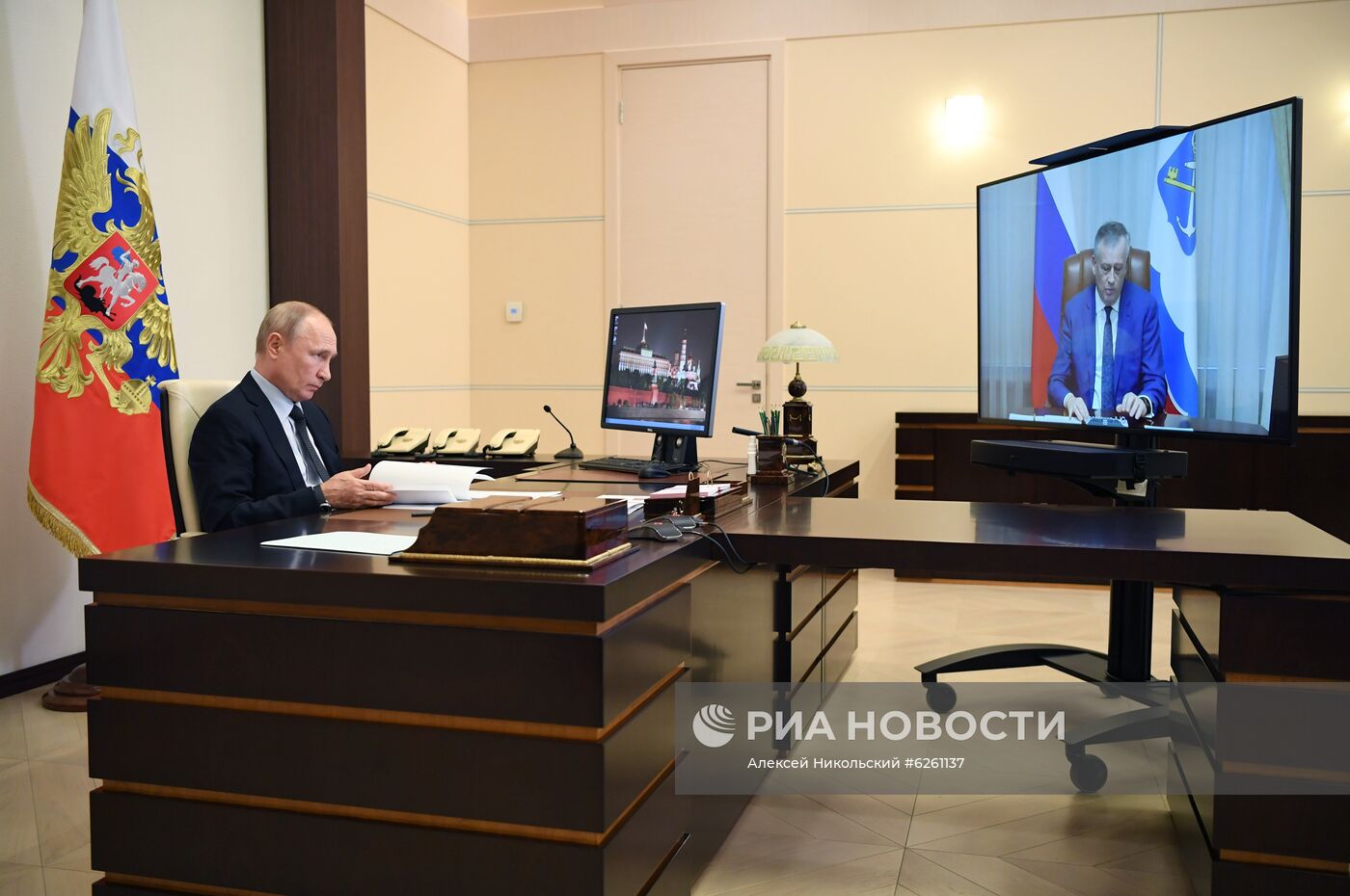 Президент РФ В. Путин встретился с губернатором Ленинградской области А. Дрозденко