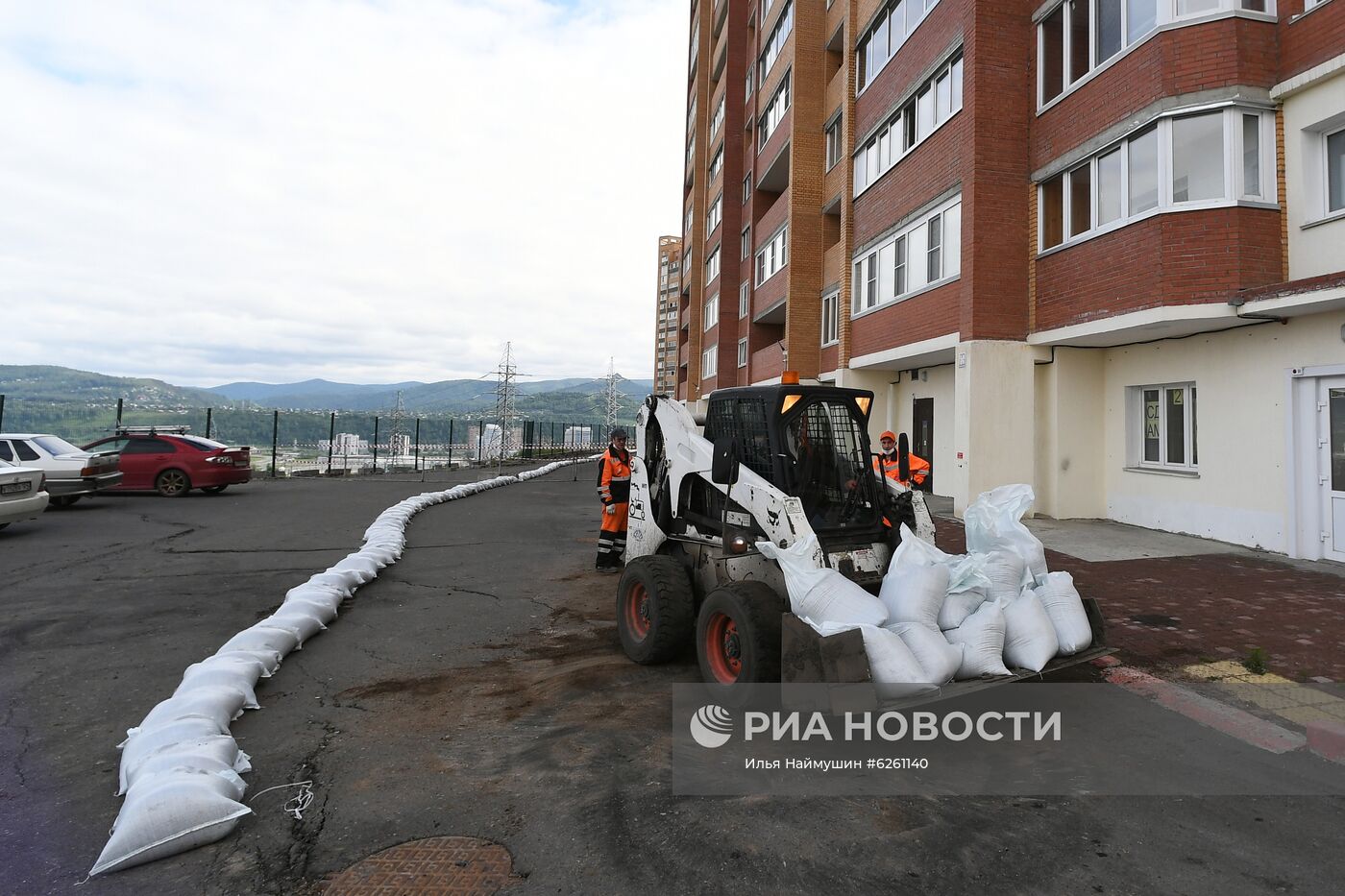 В Красноярске ввели режим ЧС у жилого дома из-за оползня