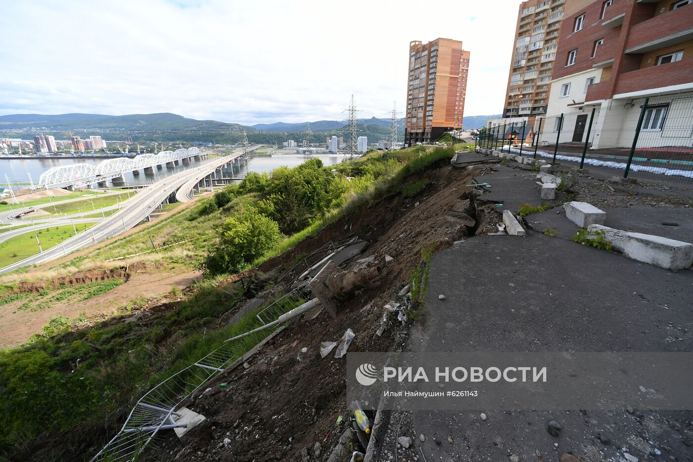 В Красноярске ввели режим ЧС у жилого дома из-за оползня