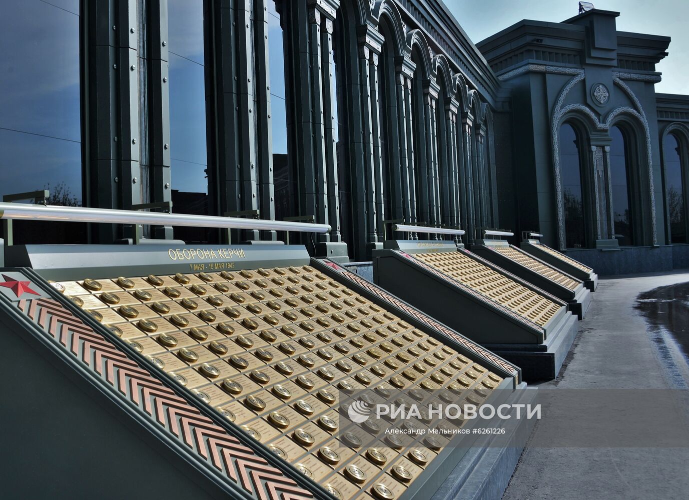 Капсулы с останками воинов, погибших в Великой Отечественной войне, в братском захоронении на территории Главного храма Вооруженных сил РФ в парке "Патриот". Место: Россия, Московская область. Автор: Александр Мельников/РИА Новости. Послы иностранных государств посетили Главный храм ВС РФ