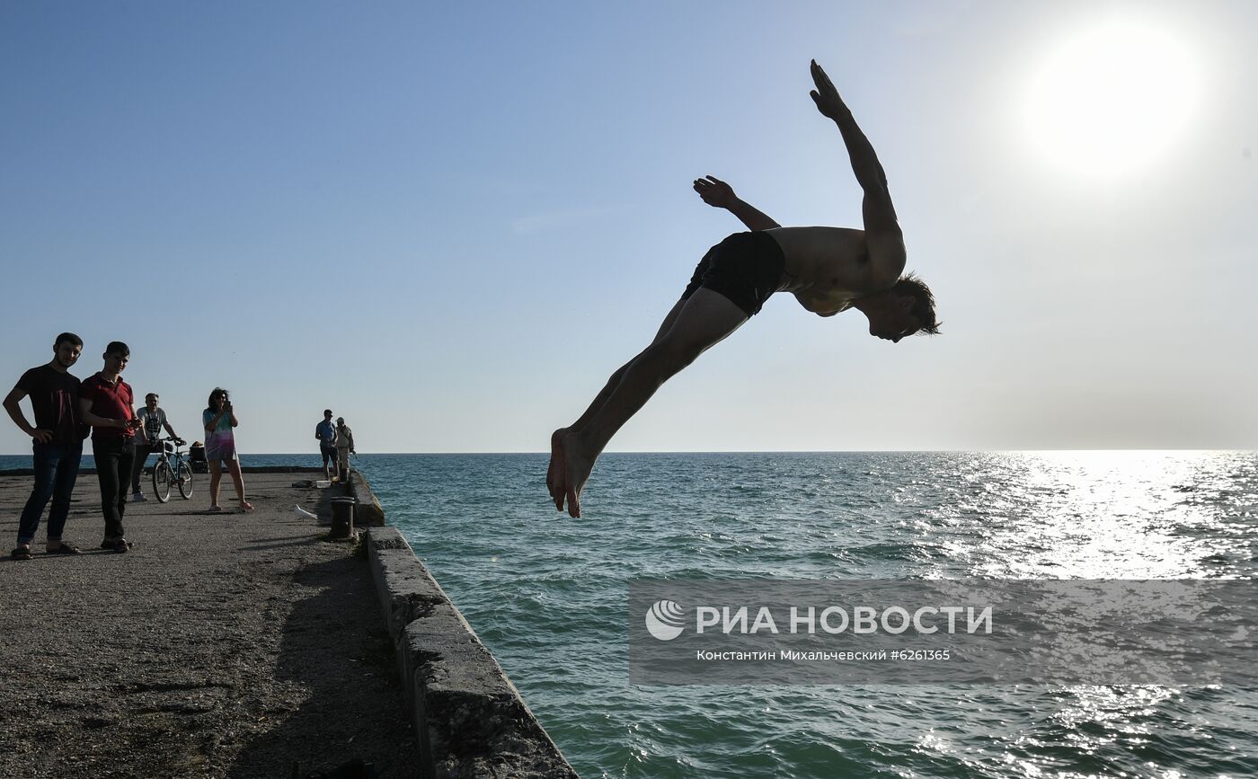 Город Саки в Крыму в преддверии курортного сезона