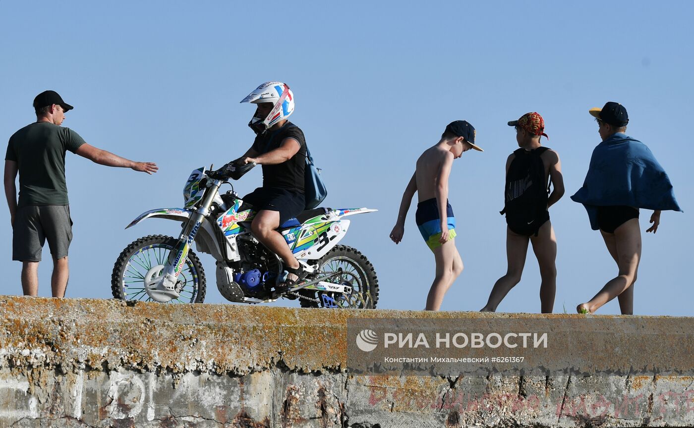 Город Саки в Крыму в преддверии курортного сезона