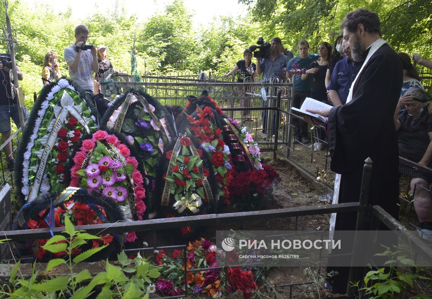 Похороны С. Захарова, погибшего в ДТП с участием М. Ефремова | РИА Новости  Медиабанк