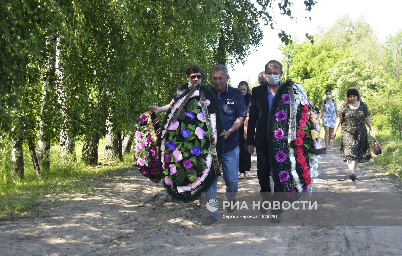 Похороны С. Захарова, погибшего в ДТП с участием М. Ефремова