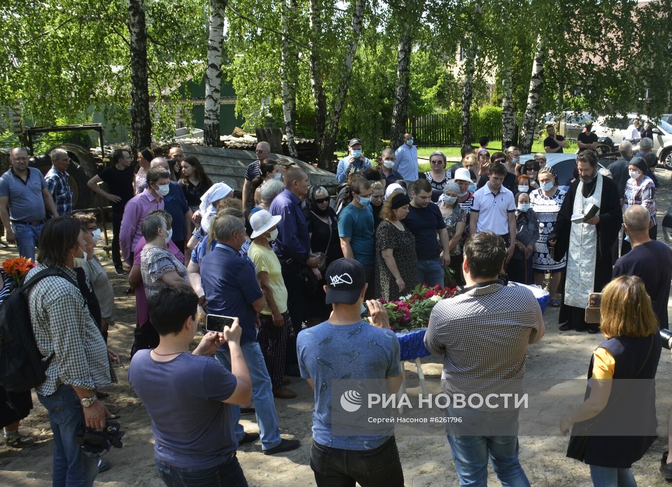 Похороны С. Захарова, погибшего в ДТП с участием М. Ефремова