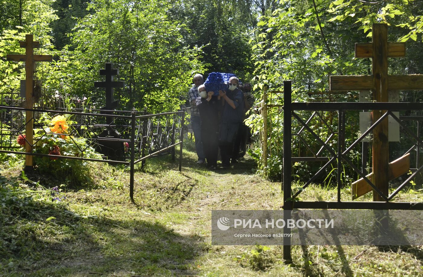 Похороны С. Захарова, погибшего в ДТП с участием М. Ефремова