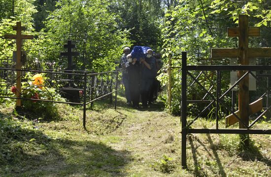 Похороны С. Захарова, погибшего в ДТП с участием М. Ефремова