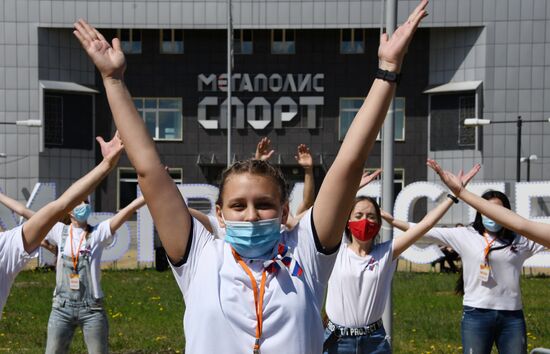 Российский флаг развернули на Титовской сопке в Чите 