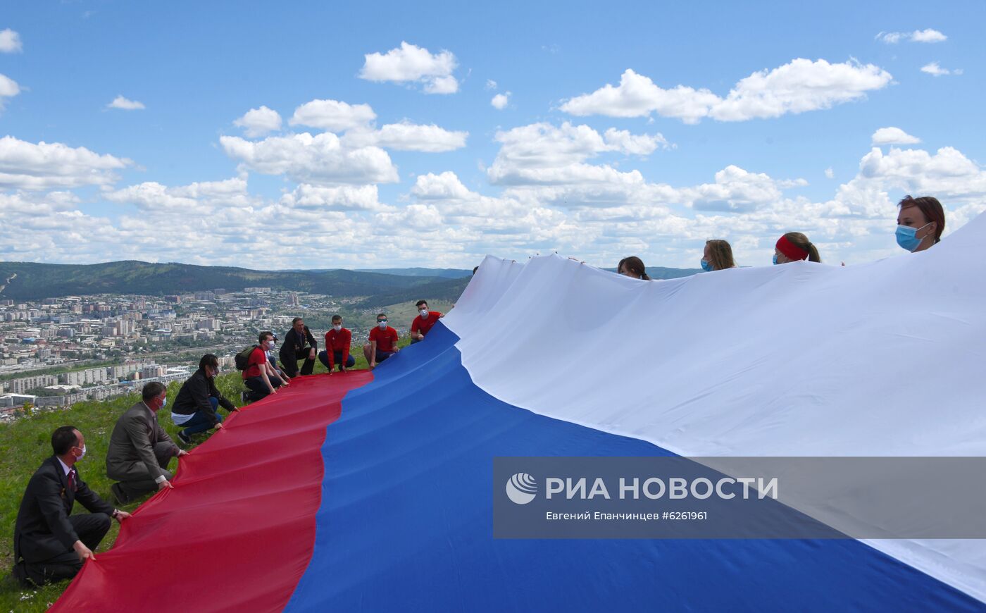Российский флаг развернули на Титовской сопке в Чите 