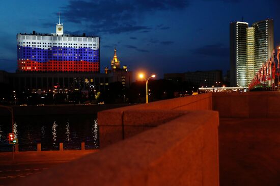 Праздничная подсветка на Доме правительства РФ ко Дню России  