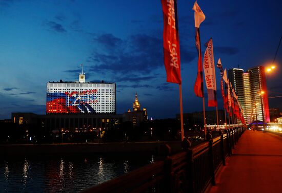 Праздничная подсветка на Доме правительства РФ ко Дню России  