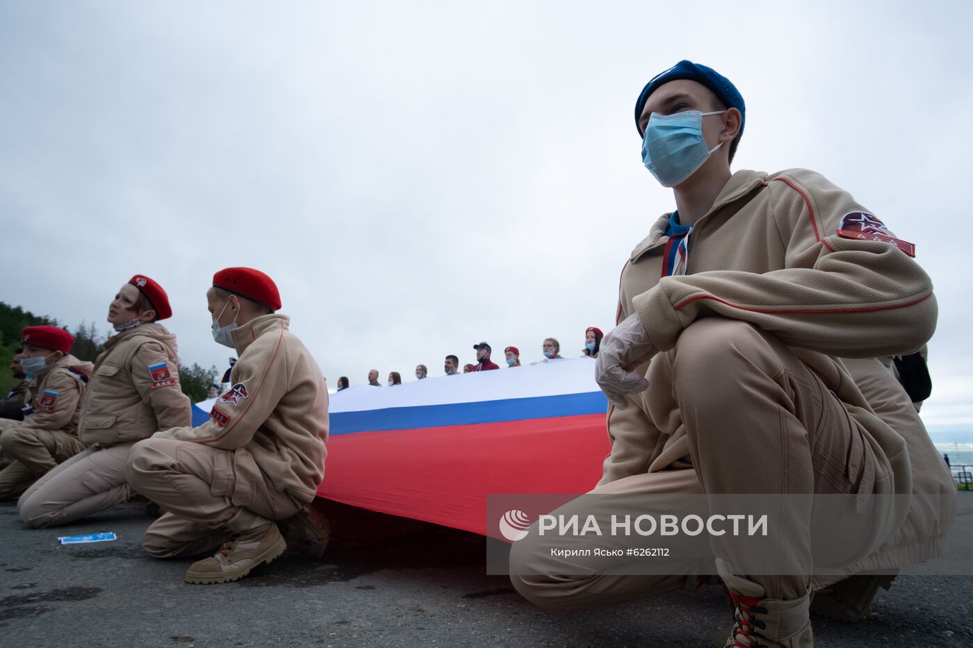 Участники акции "Флаг России" на горе Большевик в Южно-Сахалинске. Место: Россия, Южно-Сахалинск. Автор: Кирилл Ясько/РИА Новости. Празднование Дня России