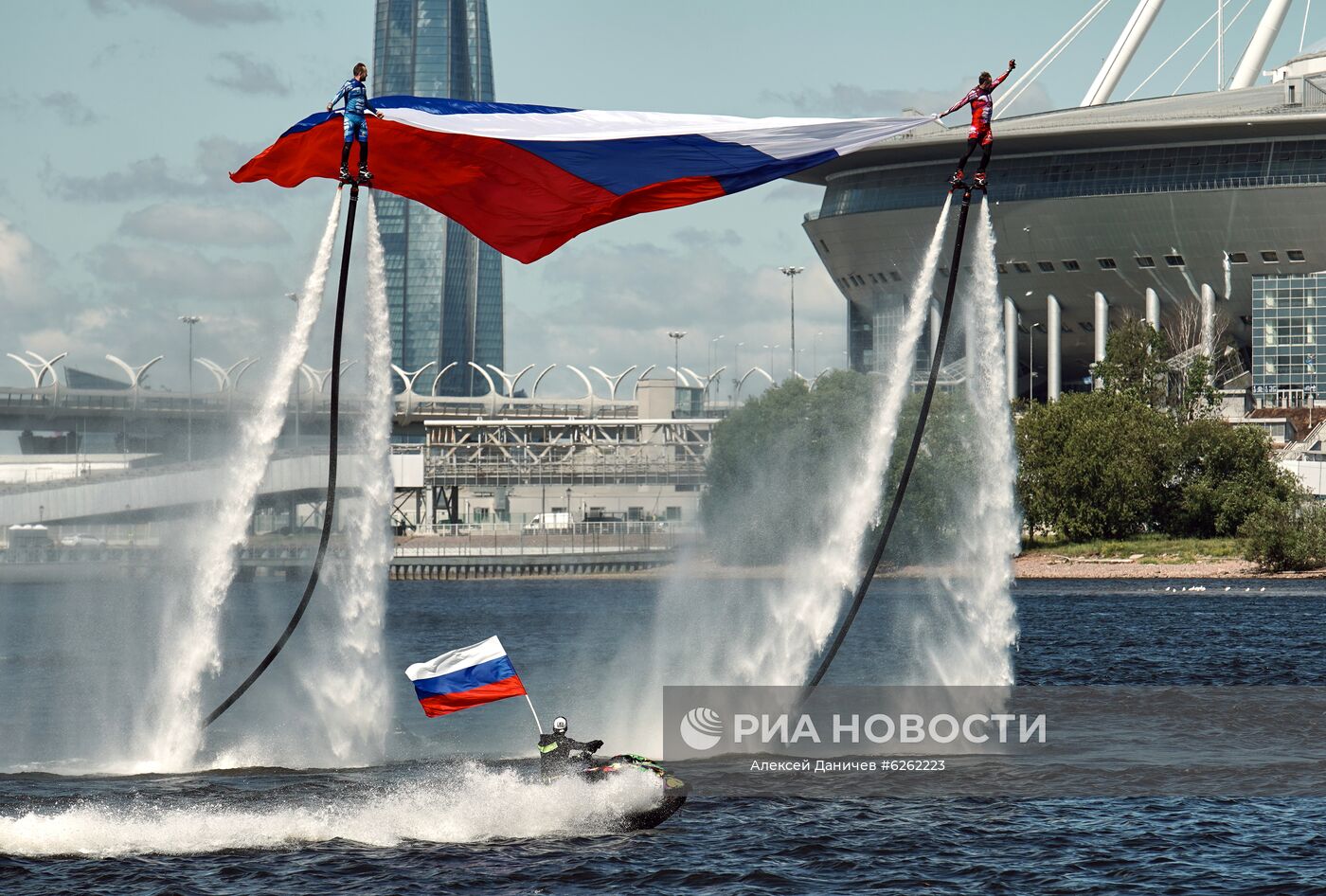 Спортсмены сборной России по гидрофлаю открывают празднование Дня России поднятием флага на Петровской косе в Санкт-Петербурге. Место: Россия, Санкт-Петербург. Автор: Алексей Даничев/РИА Новости. Празднование Дня России