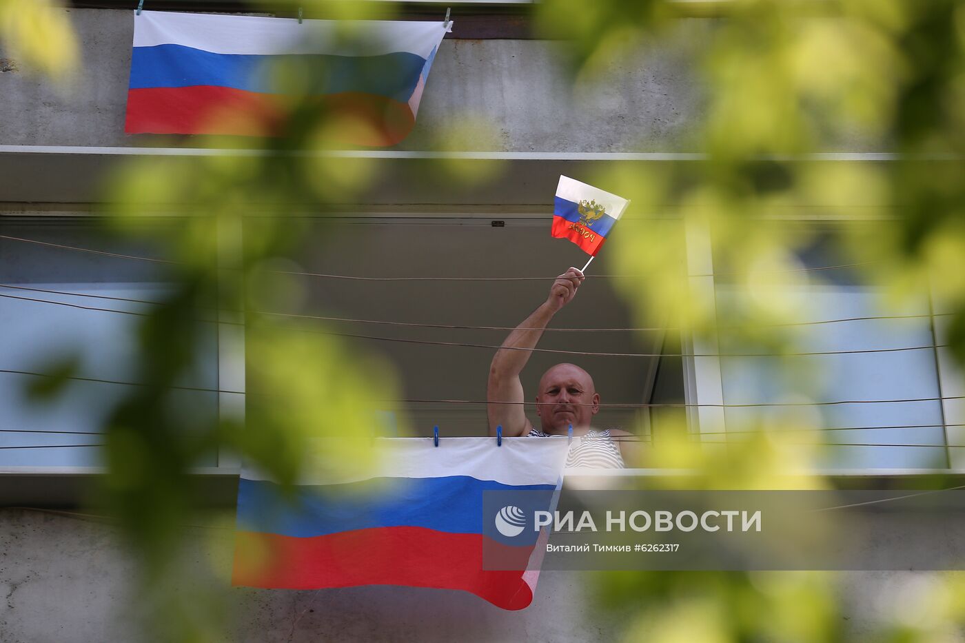 Мужчина с российским флагом на праздновании Дня России в Краснодаре. Место: Россия, Краснодар. Автор: Виталий Тимкив/РИА Новости. Празднование Дня России