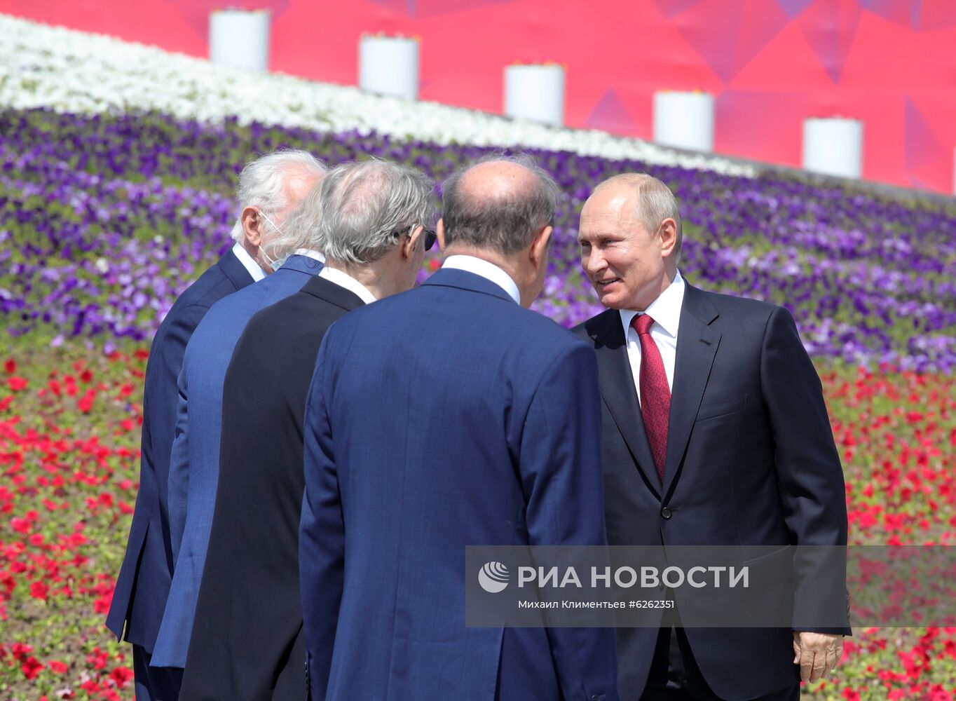 Президент РФ В. Путин вручил золотые звезды Героям Труда на Поклонной горе