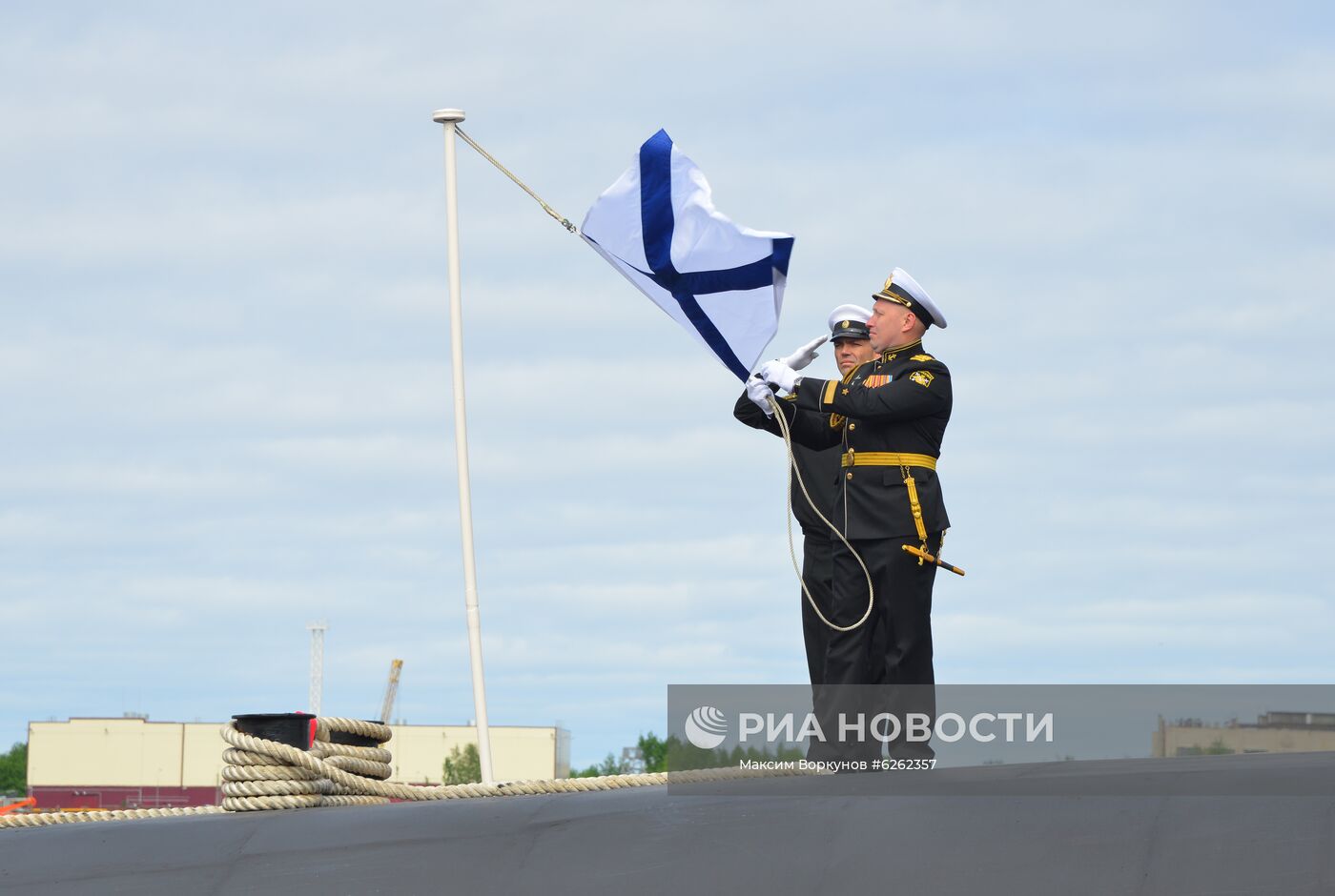 Поднятие Андреевского флага на атомной подводной лодке "Князь Владимир"