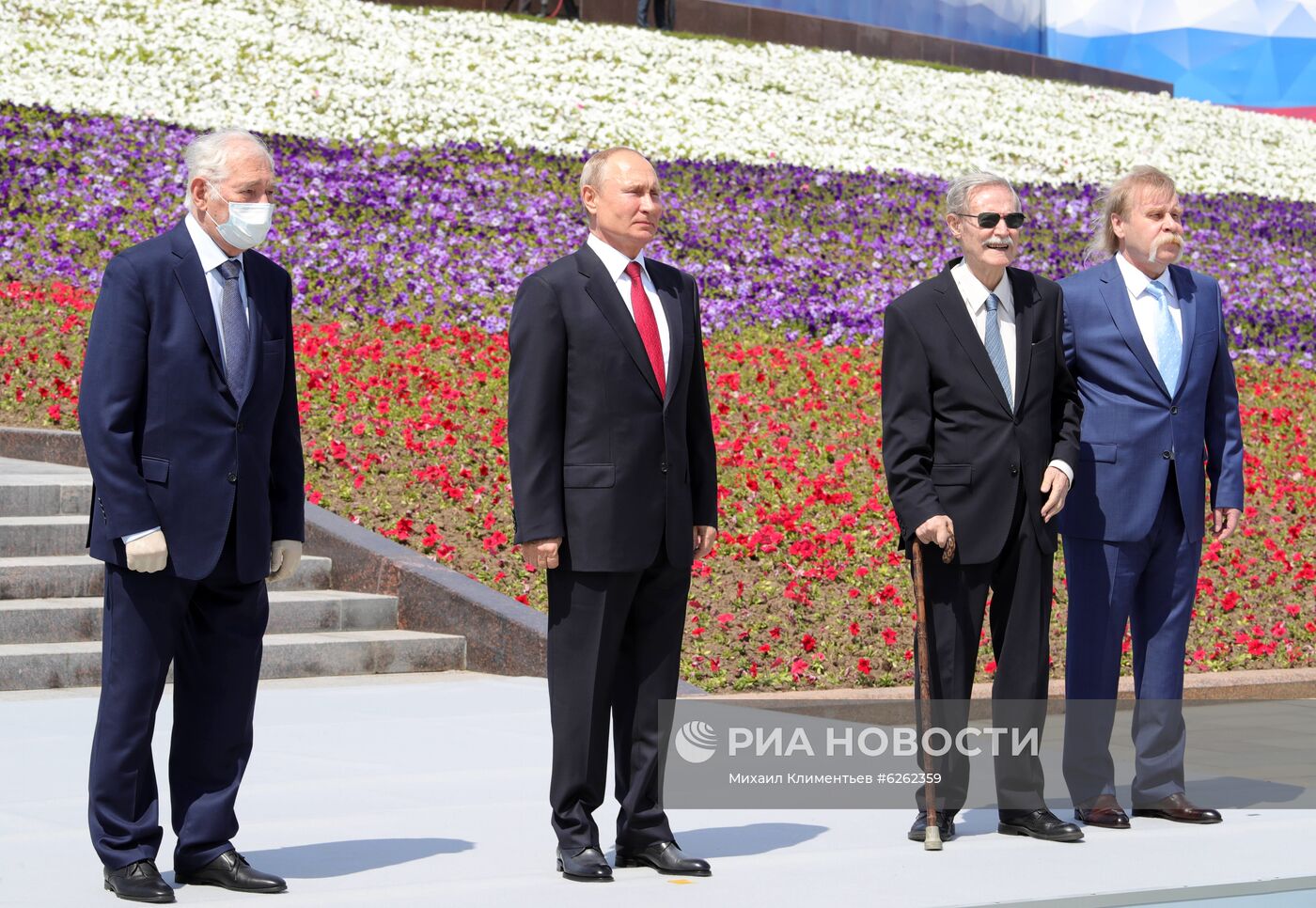 Президент РФ В. Путин вручил золотые звезды Героям Труда на Поклонной горе