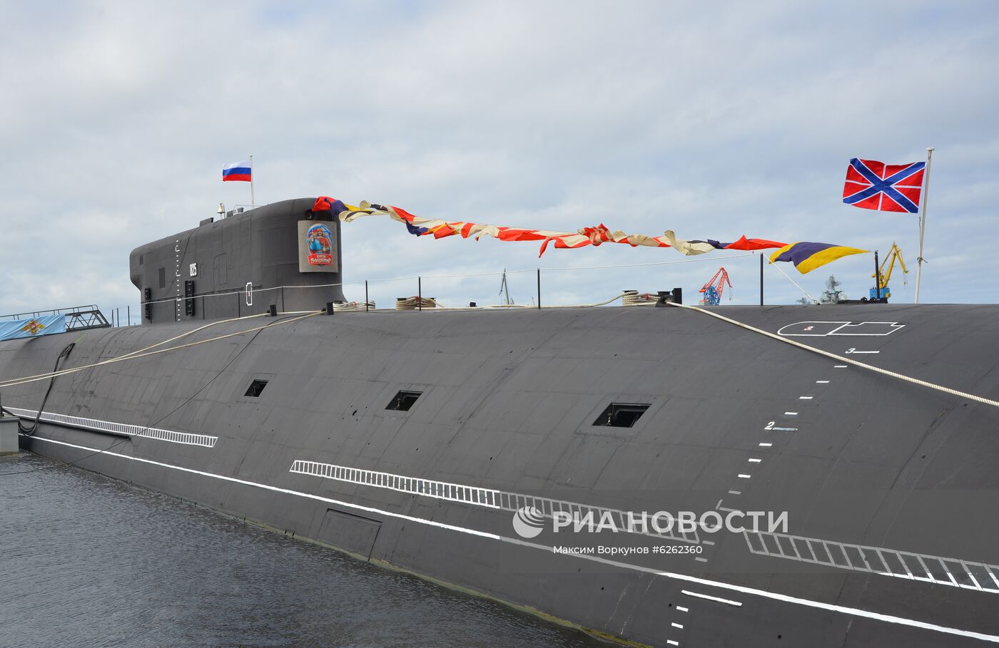 Поднятие Андреевского флага на атомной подводной лодке "Князь Владимир"